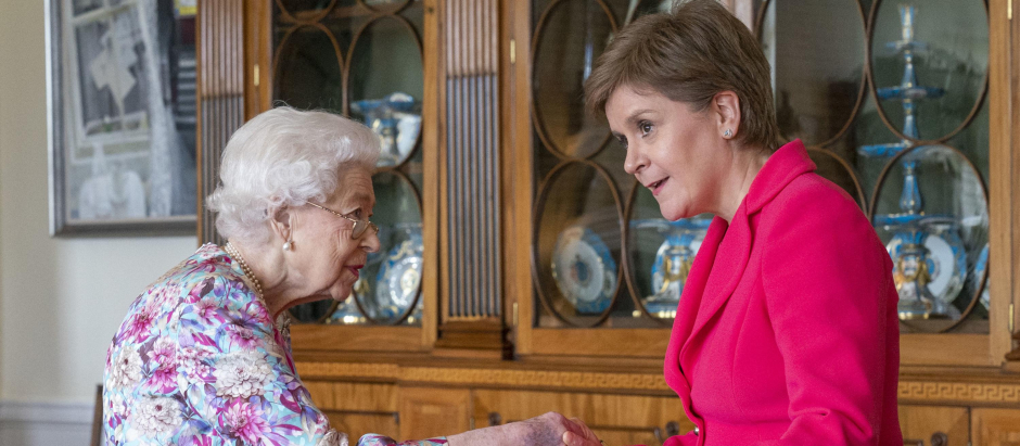 Nicola Sturgeon, primera ministra escocesa, se reúne con la Reina Isabel II en el palacio de Holyroodhouse