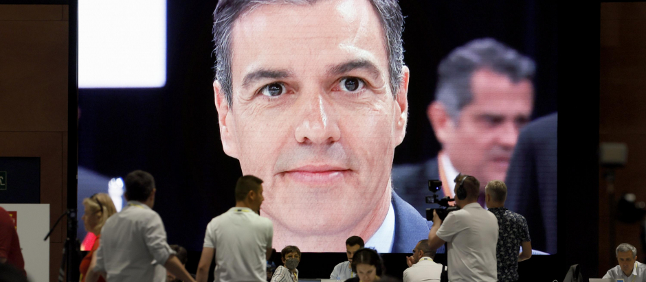Pedro Sánchez en un monitor durante su comparecencia de este jueves