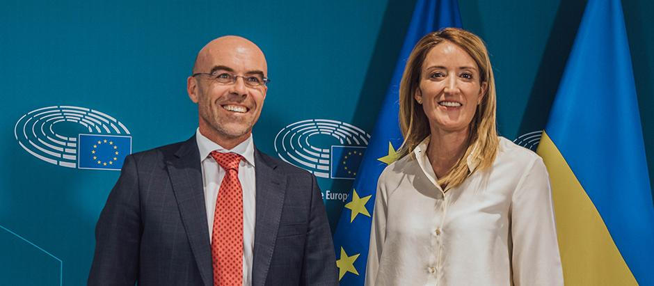 Jorge Buxadé, vicepresidente primero de Acción Política y eurodiputado de Vox, junto a la presidenta del Parlamento Europeo, Roberta Metsola