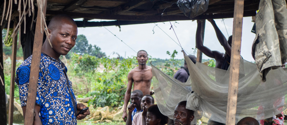 Residentes de Elechi, en Nigeria, tras las inundaciones del monzón.