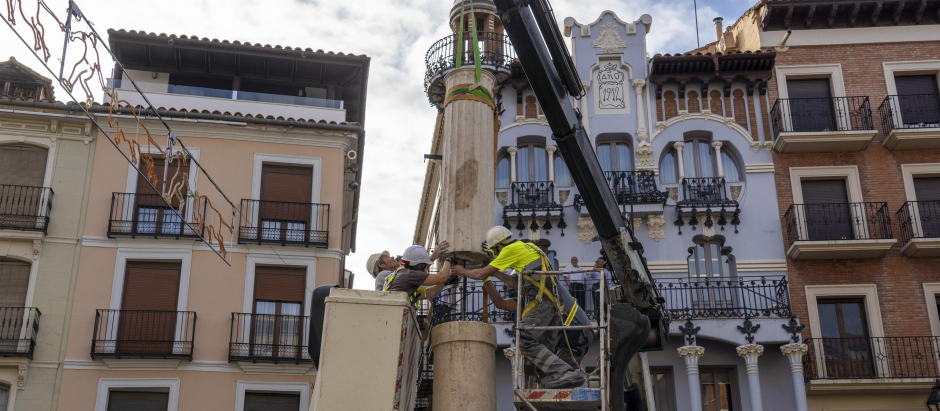 Restauración de la columna que sustenta el Torico de Teruel, que se desplomó el 19 de junio