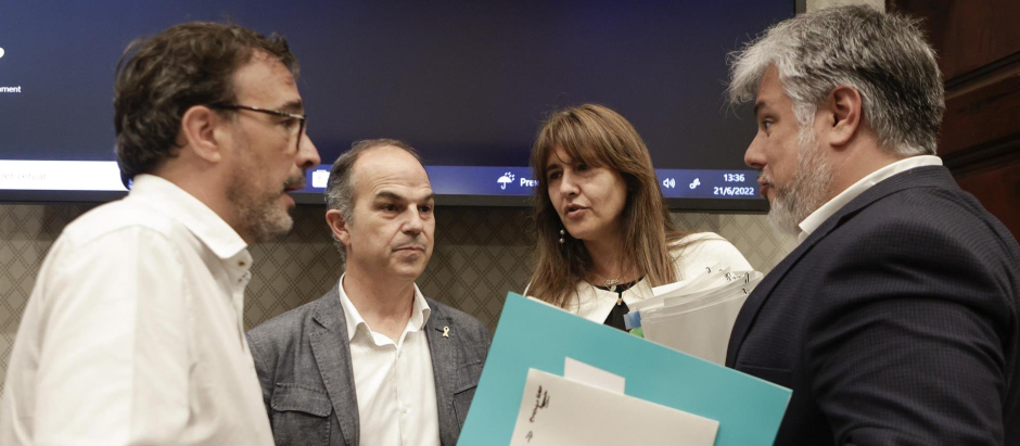 La presidenta de JxCat, Laura Borràs (c), acompañada por el secretario general del partido, Jordi Turull ((2i), el vicepresidente y portavoz Josep Rius (i) y el portavoz parlamentario Albert Batet (d)