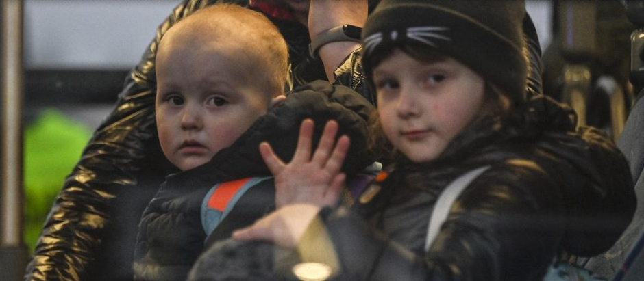 Niños ucranianos efectúan el cruce de la frontera polaca, en Medyka