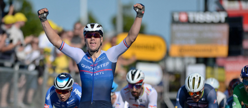 Fabio Jakobsen celebra su victoria en la segunda etapa del Tour