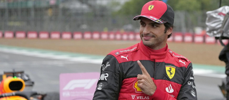 Carlos Sainz señala el número 1, la posición en la que saldrá en Silverstone