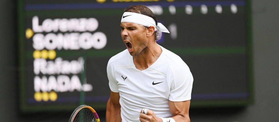 Rafa Nadal celebra con garra uno de sus puntos a Sonego