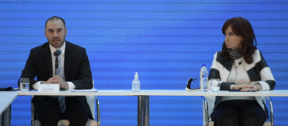 El ahora exministro argentino, Martín Guzmán, junto a la vicepresidenta Cristina Kirchner