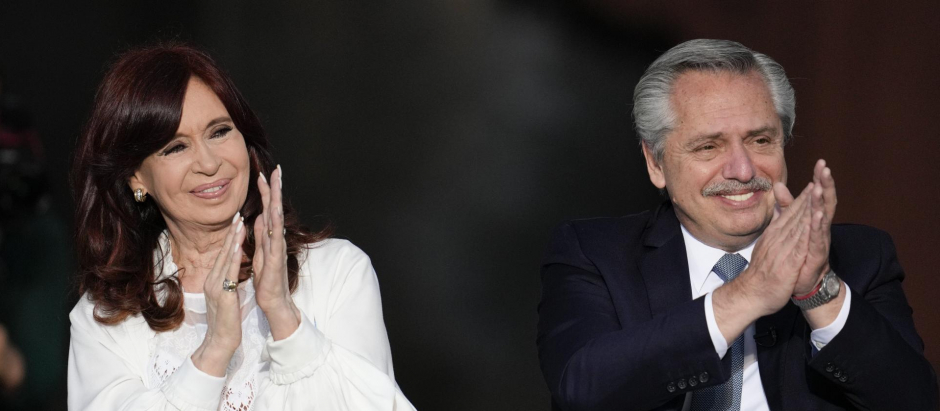 El presidente argentino, Alberto Fernández, junto a la vicepresidenta del país, Cristina Fernández de Kirchner
