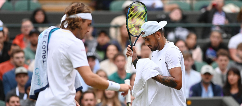 Stefanos Tsitsipas y Nick Kyrgios durante este tenso partido en Wimbledon