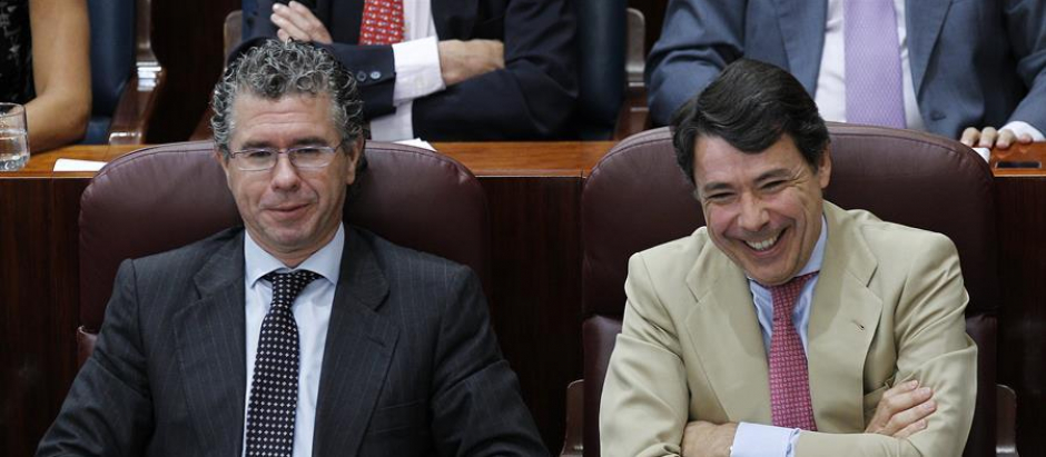 El vicepresidente regional, Ignacio González (d), y al consejero de Presidencia, Francisco Granados, durante el pleno de investidura de Esperanza Aguirre como presidenta de la Comunidad de Madrid