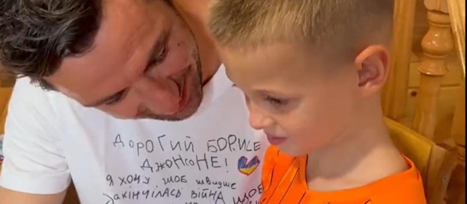 El niño ucraniano, con Srna, hablando con Modric por videollamada