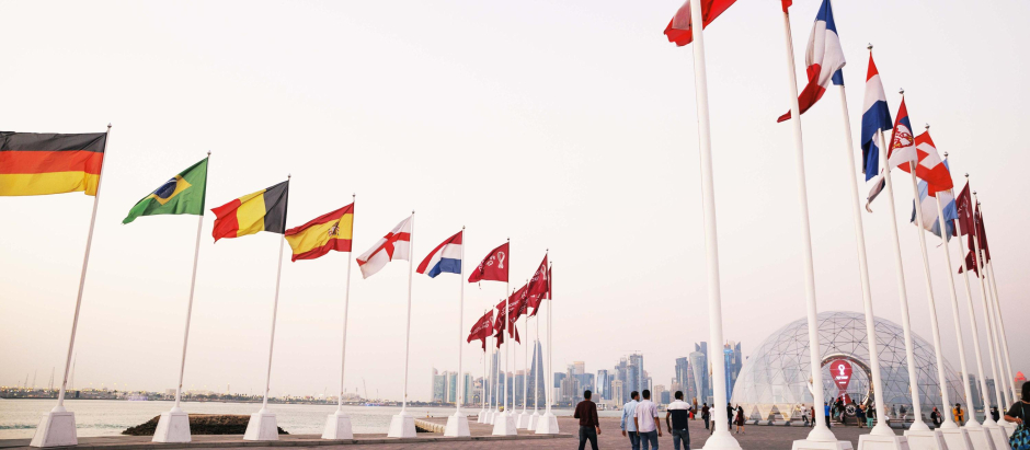 Las banderas de los equipos participantes en el Mundial, en la ciudad de Doha