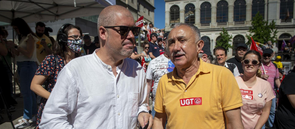 El secretario general de UGT, Pepe Álvarez (D), y el secretario general de CCOO, Unai Sordo