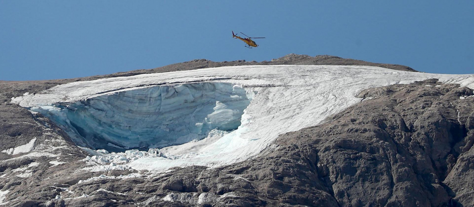 Un helicóptero busca a los senderistas desaparecidos tras el desprendimiento de un glaciar de la Marmolada, en los Alpes italianos