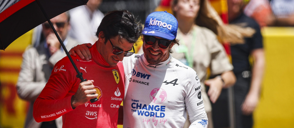 Carlos Sainz junto a Fernando Alonso, piloto de Alpine