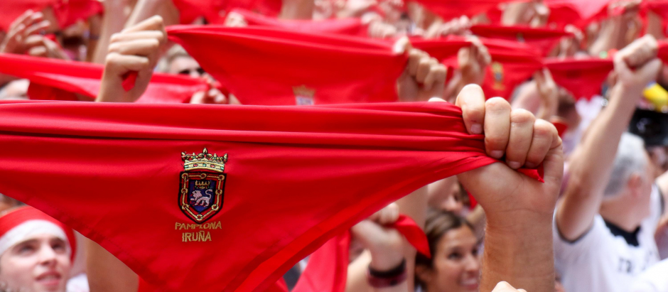 Los pañuelos rojos elevados tradicionales de San Fermín durante el Chupinazo