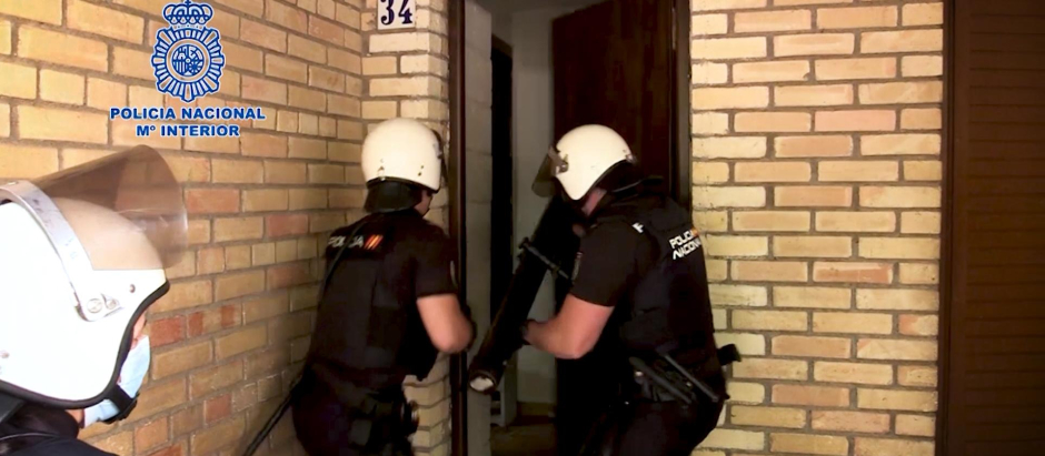 Imagen de la Policía Nacional entrando en un «narcopiso»
