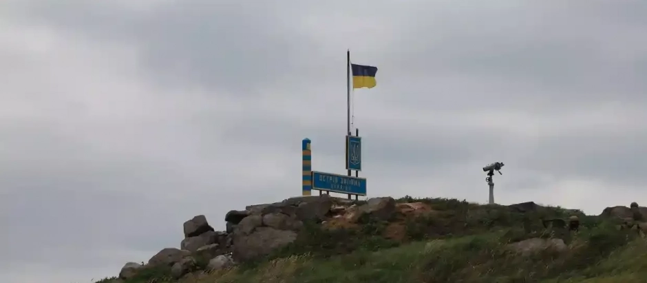 La imagen publicada por las fuerzas militares ucranianas, que según ellos muestra la bandera de Ucrania ondeando sobre Snake Island