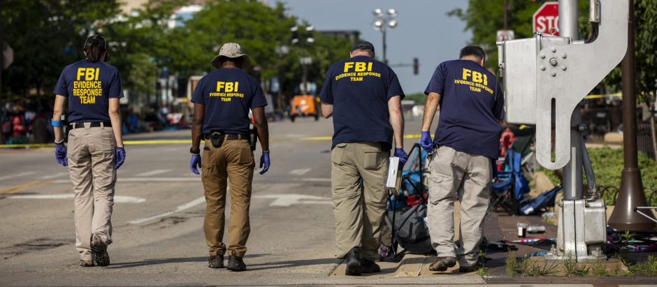 Un grupo de agentes del FBI investiga la zona del crimen (Archivo)