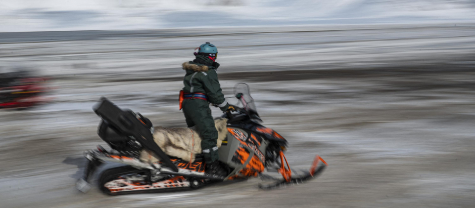 Un policía en moto de nieve circula por Svalbard