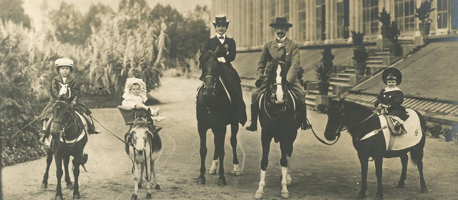 Umberto a una edad temprana a caballo con su padre Vittorio Emanuele , su madre Elena y sus hermanas Iolanda y Mafalda en Racconigi