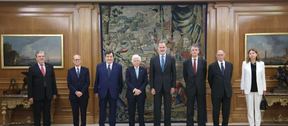 Su Majestad el Rey junto a los miembros de la Junta de Gobierno de la Real Academia de Doctores de España.