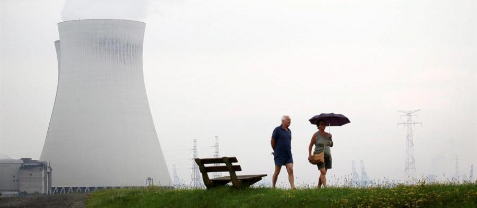 Una pareja pasea en las proximidades de la central nuclear de Doel, Bélgica