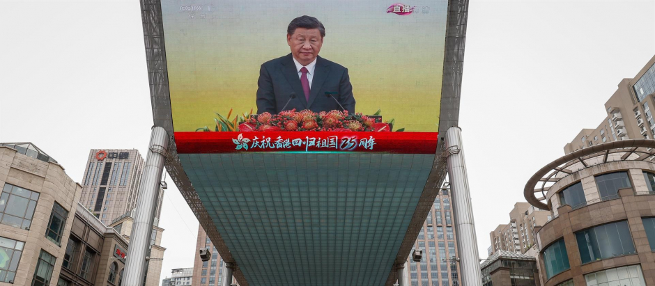Una pantalla muestra al presidente chino, Xi Jinping, hablando durante una ceremonia