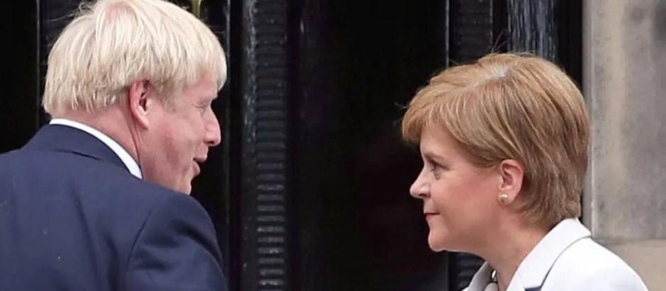 El primer ministro británico, Boris Johnson, y la primera ministra escocesa, Nicola Sturgeon