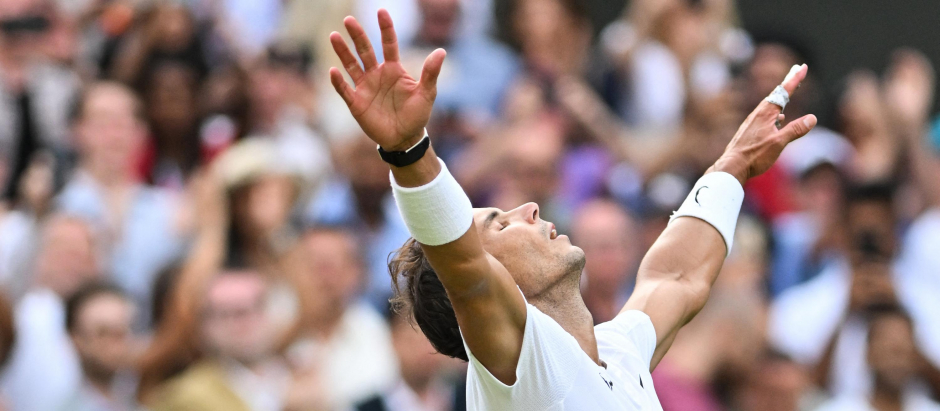 Rafa Nadal, brazos al aire, celebra su épica victoria ante Taylor Fritz