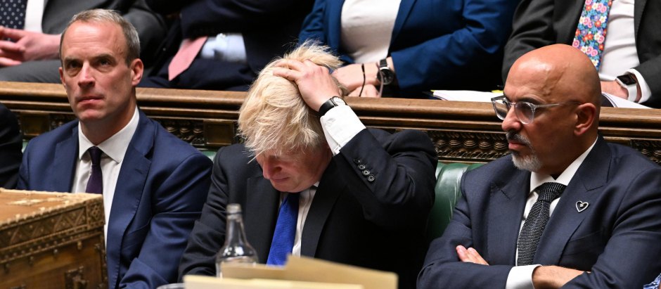 Boris Johnson (centro), flanqueado por el secretario de Justicia y viceprimer ministro de Gran Bretaña, Dominic Raab (izquierda), y el nuevo ministro de Hacienda de Gran Bretaña, Nadhim Zahawi