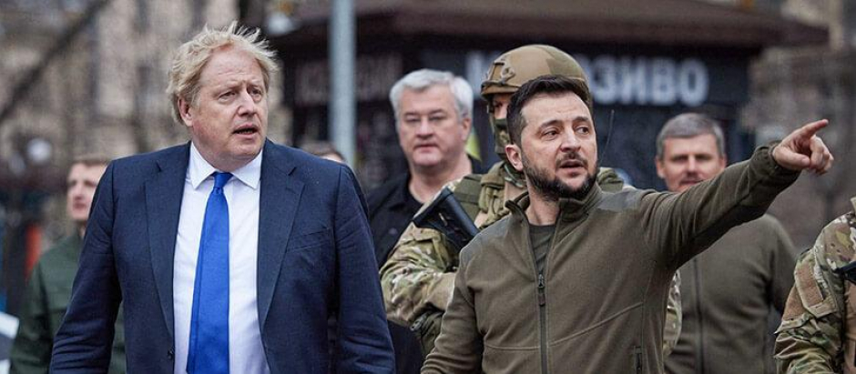 El primer ministro británico, Boris Johnson, cuando visitó a su homólogo ucraniano, Volodimir Zelenski, en Kiev