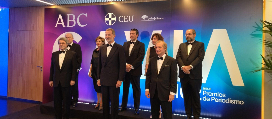 El Rey Felipe VI en los Premios Cavia junto a los galardonados y organizadores