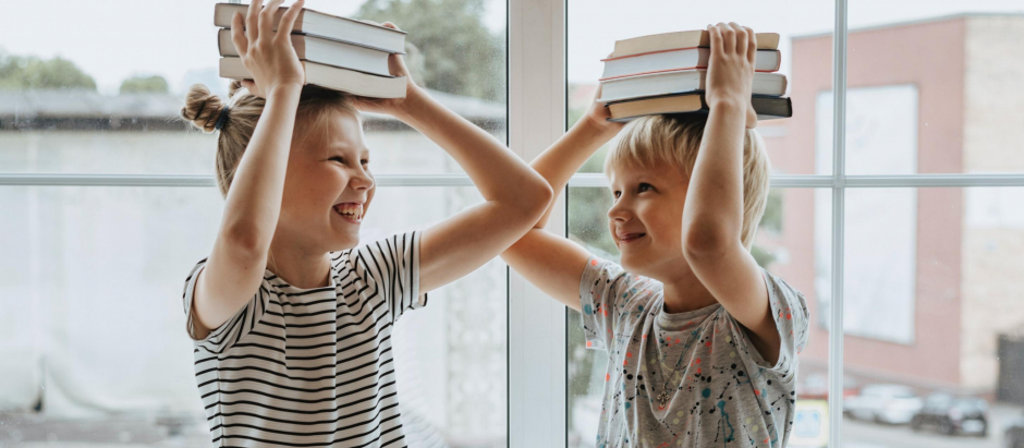 El estudio de la universidad de Bristol sugiere que la naturaleza y la crianza se combinan en cuanto a los logros educativos entre hermanos