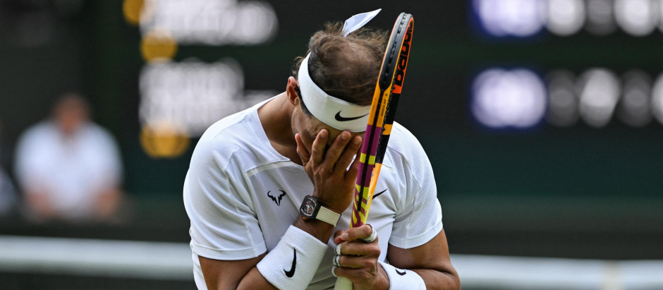 Nadal con las manos en la cara durante su partido de cuartos de final de Wimbledon
