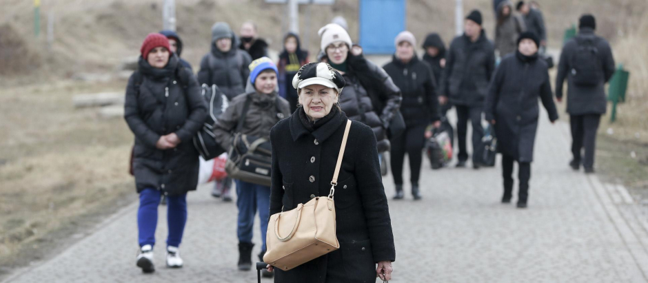 Personas de Ucrania llegan al cruce fronterizo en Medyka, Polonia
