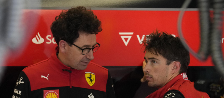 Mattia Binotto, jefe del equipo Ferrari, tranquiliza a Leclerc tras la carrera en Silverstone