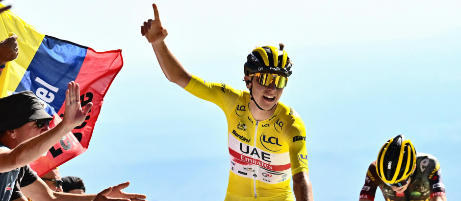 Tadej Pogacar levanta el dedo para celebrar la victoria en la séptima etapa del Tour de Francia