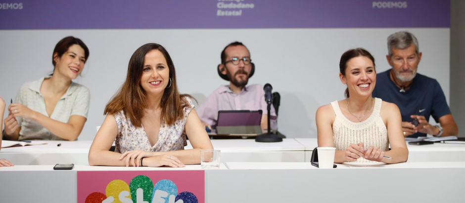 La secretaria general de Podemos, Ione Belarra (2-i), junto a la ministra de Igualdad y número dos de Podemos, Irene Montero (2-d), reúne al Consejo Ciudadano de Podemos