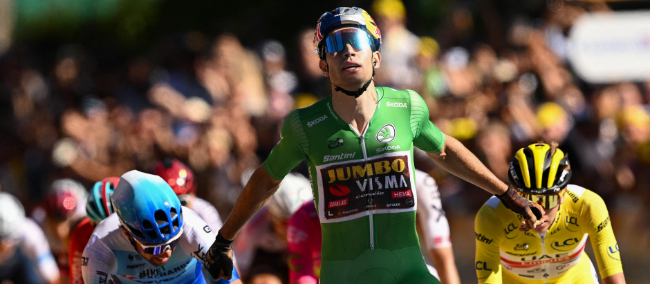 Van Aert celebra otra victoria más de etapa en el Tour, esta vez en la octava jornada