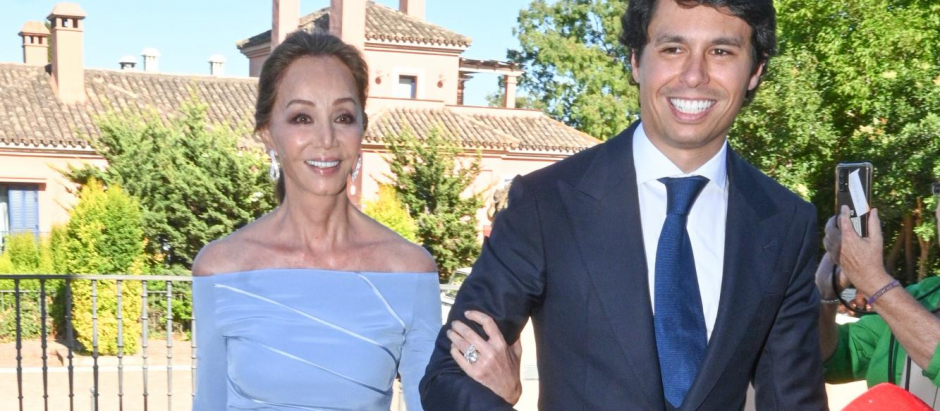 Isabel Preysler acompañando a su sobrino Álvaro Castillejo a su boda con Cristina Fernández