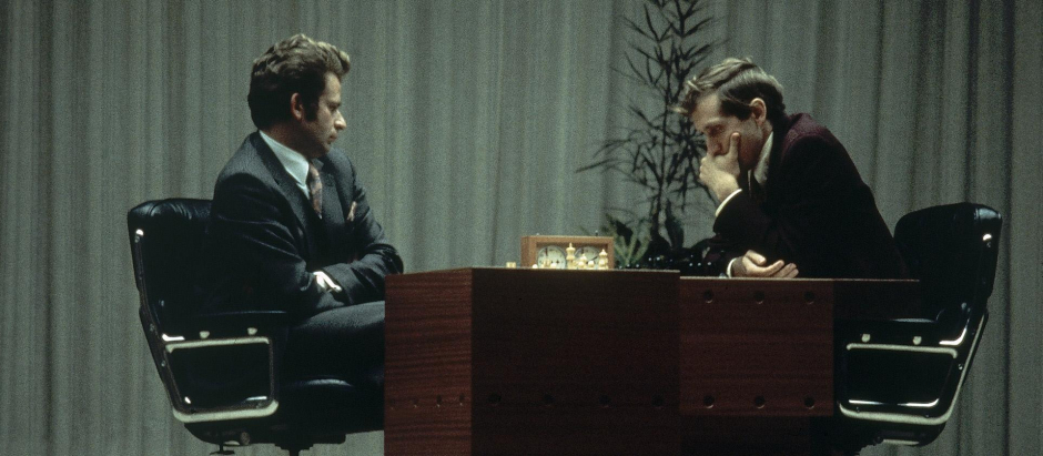 Bobby Fischer, a la derecha, con Boris Spassky a la izquierda en el llamado 'match del siglo'