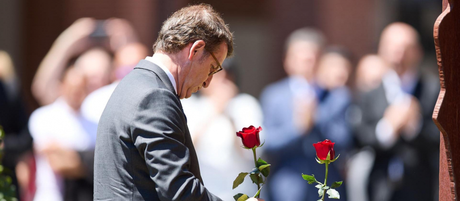 El presidente del PP, Alberto Núñez Feijóo, deposita una rosa durante el homenaje a Miguel Ángel Blanco, el 10 de julio de 2022, en Ermua, Vizcaya