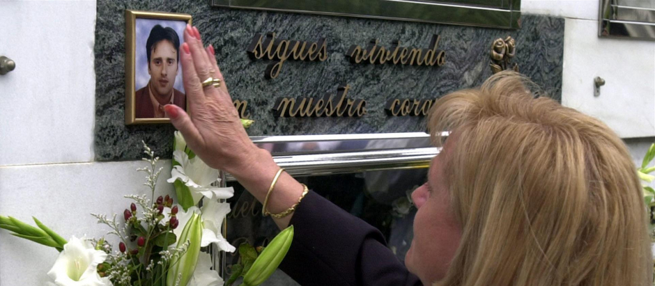 La madre de Miguel Angel Blanco, Consuelo Garrido, hace veinte años, a su llegada al cementerio de Ermua para participar en un acto con motivo del tercer aniversario de su asesinato