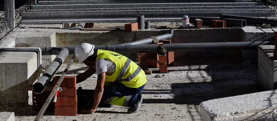 Un obrero de la construcción trabaja en una edificación en Valladolid, el pasado mes de junio