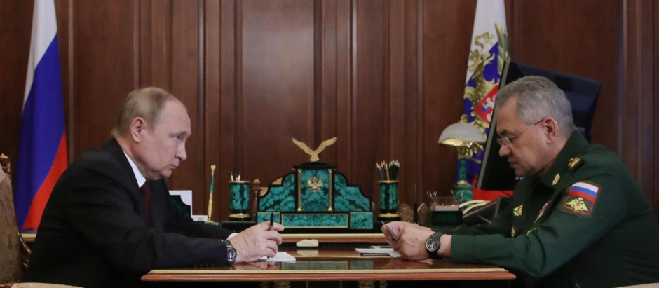 El presidente ruso, Vladimir Putin y su ministro de defensa, Sergei Shoigu