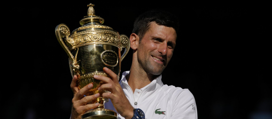 Djokovic con el título de Wimbledon 2022 tras su victoria ante Nick Kyrgios