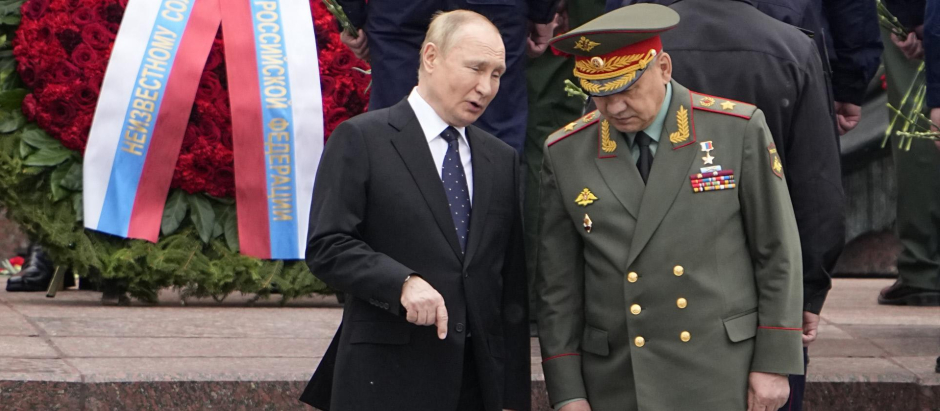 El presidente ruso, Vladimir Putin, en la ofrenda floral en la Tumba del Soldado Desconocido en Moscú