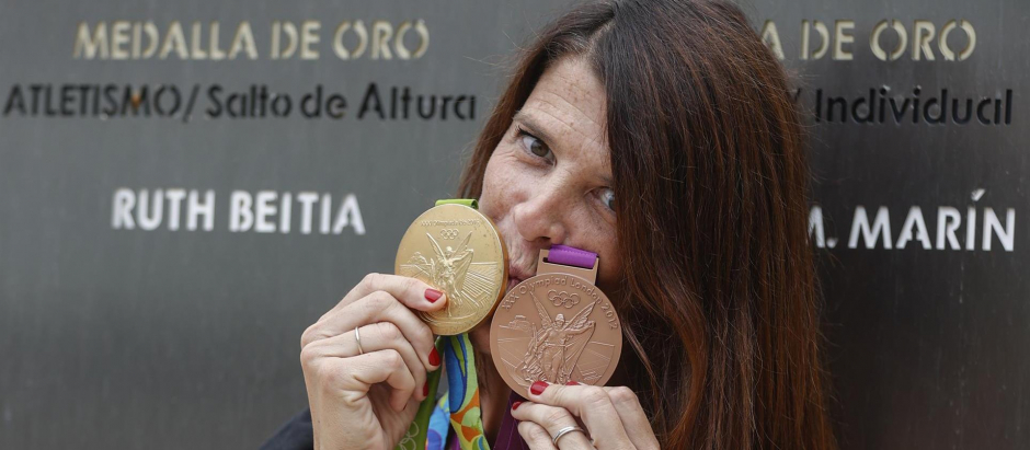 Ruth Beitia luce con orgullo sus dos medallas olímpicas: bronce en Londres, oro en Río