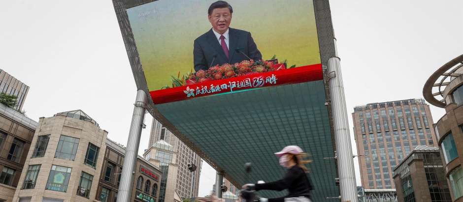 Una pantalla muestra al presidente chino, Xi Jinping, hablando durante la ceremonia de juramento del nuevo jefe ejecutivo de Hong Kong, John Lee, en Pekín, China, el 01 de julio de 2022
